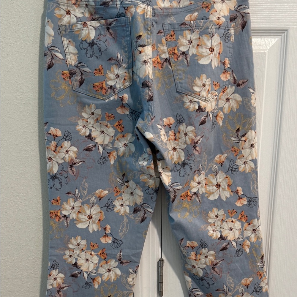 Nine West Blue Floral Women's  cropped leg capris. Worn once. Size 8